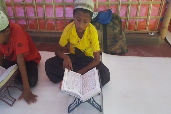 بالصور..أطفال الروهينجا يقرأون القرآن فى حلقات التحفيظ وسط معسكرات بنجلاديش