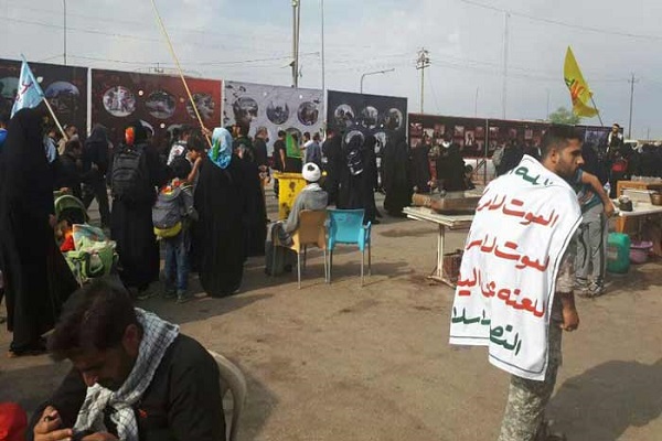 بالصور.. ناشطون يمنيون يقيمون عدة معارض صور في العراق لفضح جرائم العدوان السعودي بالتزامن مع اربعينة الأمام الحسين(ع)