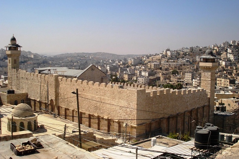 ادعيس يستنكر منع الاحتلال رفع الاذان في المسجد الإبراهيمي