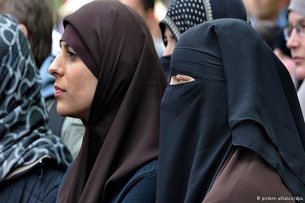 الكنيستان الكبيرتان في برلين ترحبان بحكم لصالح معلمة محجبة