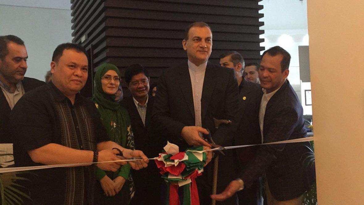 عرض لوحات قرآنية لفنانة إیرانیة في الفلبین