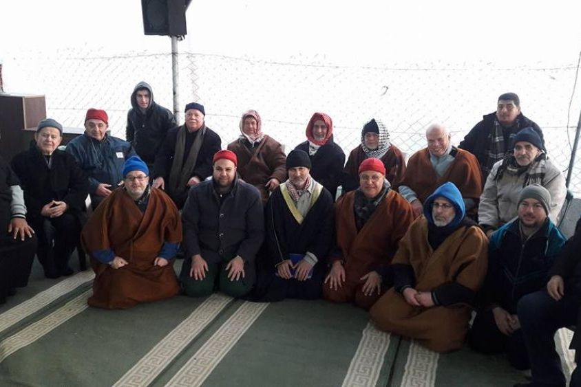 مُسنّون في غزة يتدارسون القرآن في 