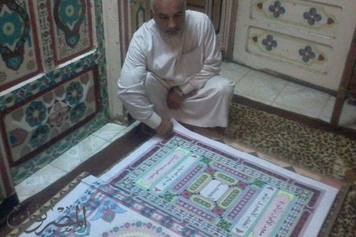 نابغة.. يكتب أكبر مصحف في 3 سنوات