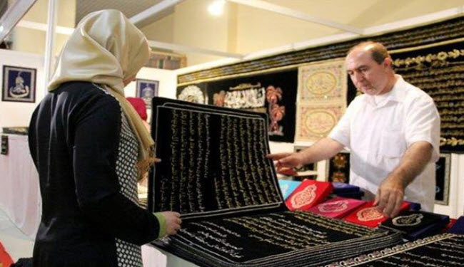 بالصور...المصحف المطرز يجذب زوار كتاب إسطنبول