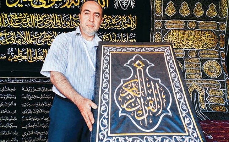 بالصور...المصحف المطرز يجذب زوار كتاب إسطنبول