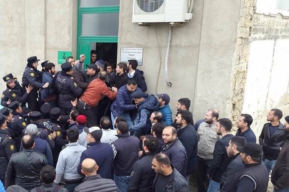 تشدید الإحتجاجات علی تخریب المساجد فی باکو