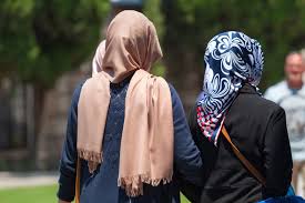هذا ما حدث مع شابة رفضت خلع الحجاب في مطار بروما