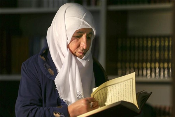 سیدة ترکیة فی الـ69 من العمر تحفظ القرآن