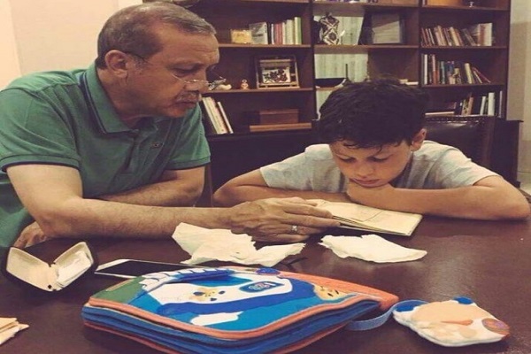 أردوغان يعلم حفيده القرآن الكريم