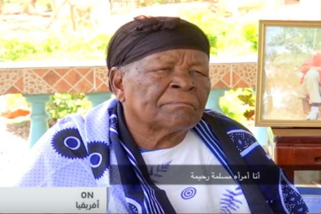 جدة باراك أوباما تقرأ القرآن.. وتؤكد: أنا امرأة مسلمة رحيمة