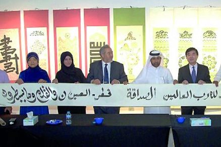 الأنامل الصينية تبرز جماليات الخط العربي في كتارا