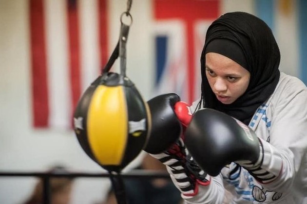 ملاكمة مسلمة تشارك مرتدية الحجاب