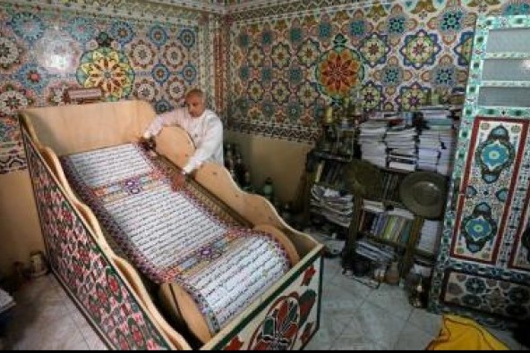 خطاط مصري يكتب القرآن على لفة ورق بطول 700 متر