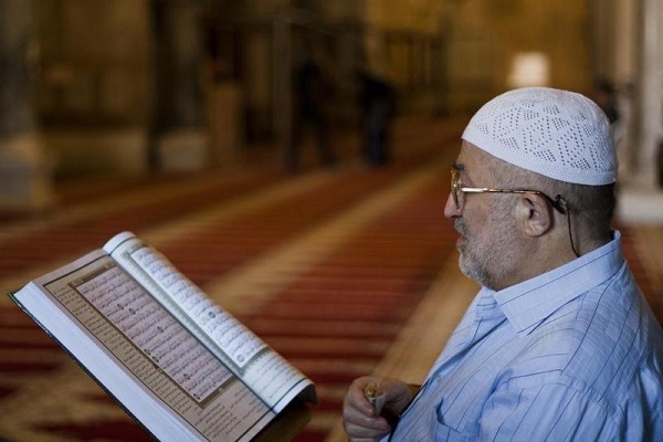 ثمانيني يختم القرآن مرة كل يومين