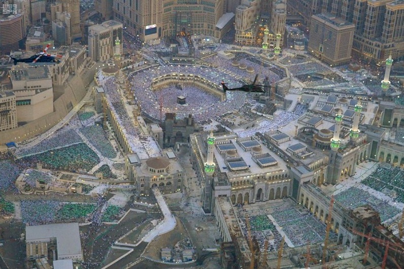المسلمون يؤدون صلاة العيد بأول أيام الفطر