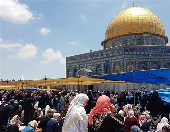 بالصور.. ربع مليون فلسطيني يؤدون الجمعة الأولى من رمضان في الأقصى
