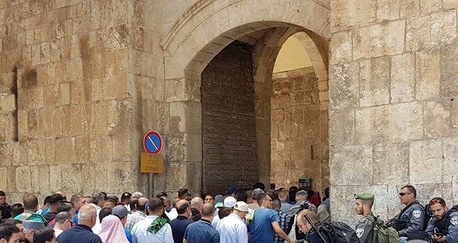 بالصور.. ربع مليون فلسطيني يؤدون الجمعة الأولى من رمضان في الأقصى