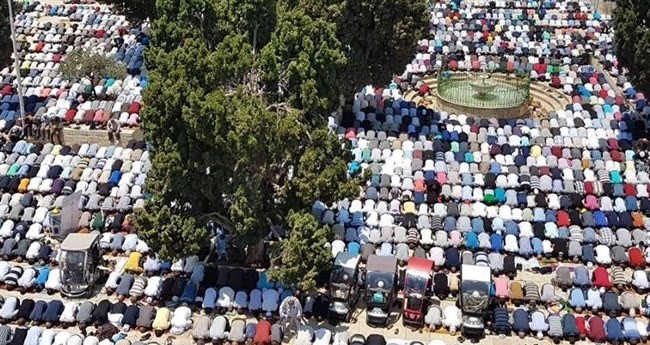 بالصور.. ربع مليون فلسطيني يؤدون الجمعة الأولى من رمضان في الأقصى
