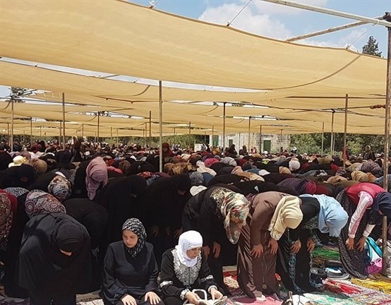 بالصور.. ربع مليون فلسطيني يؤدون الجمعة الأولى من رمضان في الأقصى
