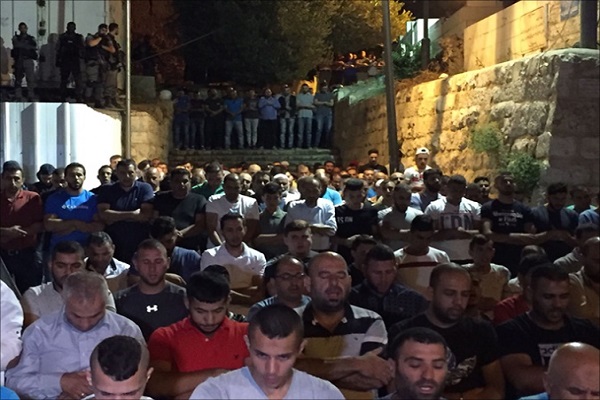 الصلاة خارج الأقصى...رفض لإجراءات الاحتلال