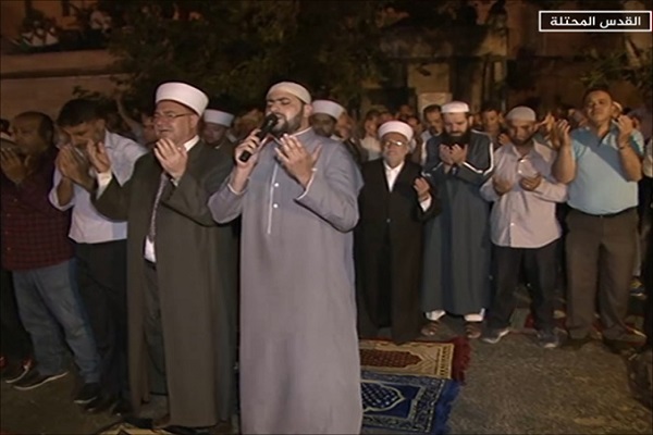 الصلاة خارج الأقصى...رفض لإجراءات الاحتلال