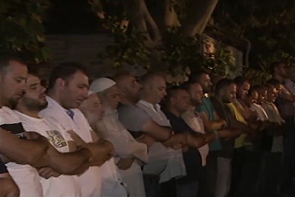 الصلاة خارج الأقصى...رفض لإجراءات الاحتلال