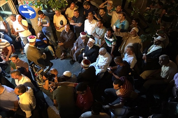 الصلاة خارج الأقصى...رفض لإجراءات الاحتلال