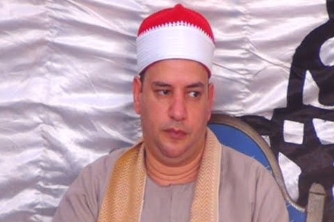 عمر الشبراوى مدرس انجليزى صباحاً وقارئ ليلاً