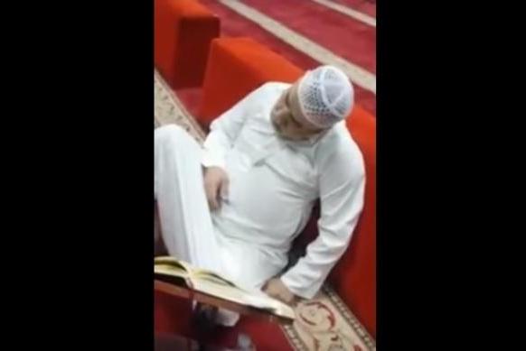 مؤذن سوري يفارق الحياة أثناء قراءة القرآن
