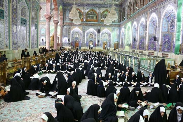مئات الطالبات يواصلن دروسهن القرآنية في الصحن الحسيني المطهر