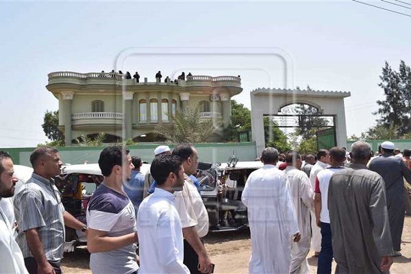 بالصور...دفن جثمان الشيخ الطنطاوي بمقبرة داخل منزله في الدقهلية
