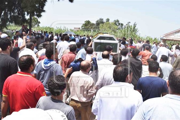 بالصور...دفن جثمان الشيخ الطنطاوي بمقبرة داخل منزله في الدقهلية