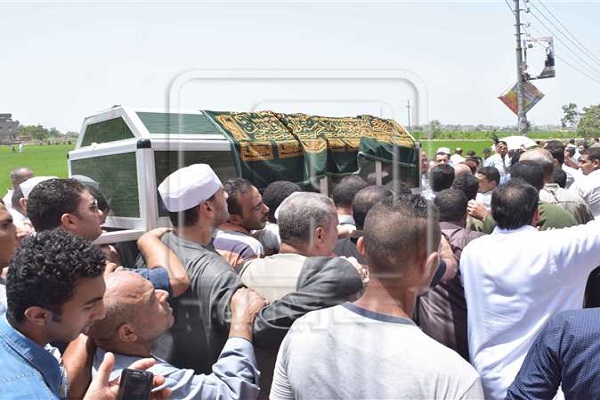 بالصور...دفن جثمان الشيخ الطنطاوي بمقبرة داخل منزله في الدقهلية