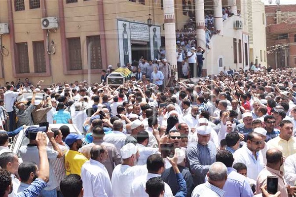بالصور...دفن جثمان الشيخ الطنطاوي بمقبرة داخل منزله في الدقهلية