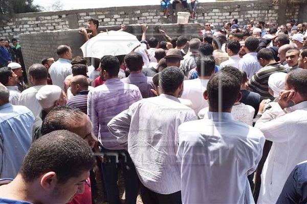 بالصور...دفن جثمان الشيخ الطنطاوي بمقبرة داخل منزله في الدقهلية