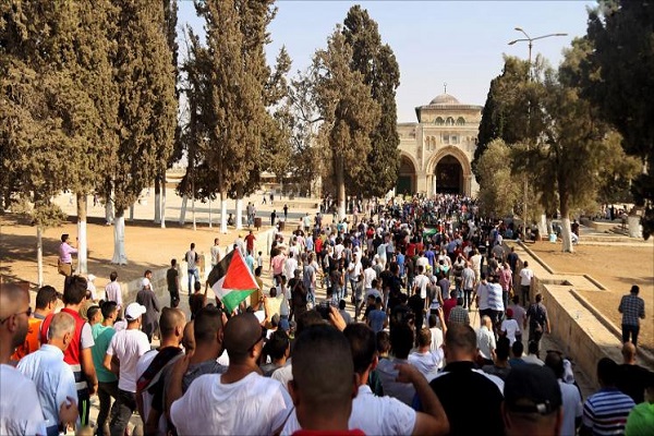 الاحتلال الصهيوني يقتحم الأقصى ويعتقل عشرات المعتكفين