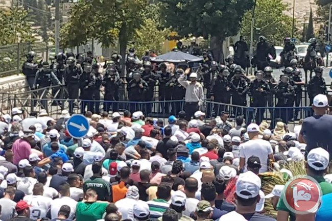 الالاف يؤدون صلاة الجمعة في شوارع القدس
