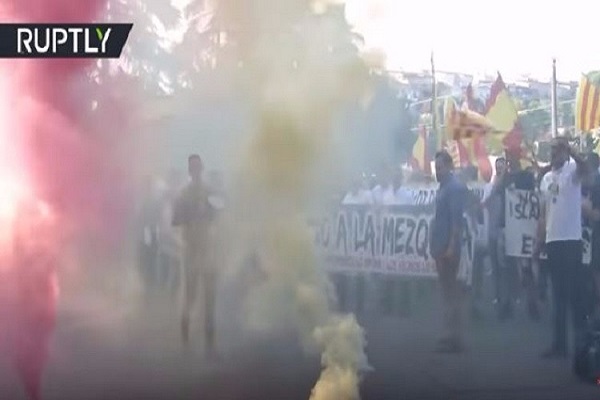 برشولة تتظاهر ضد المساجد