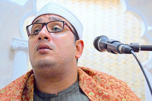 بالفيديو...مصري يرغم قارئ القرآن على التلاوة تحت تهديد السلاح