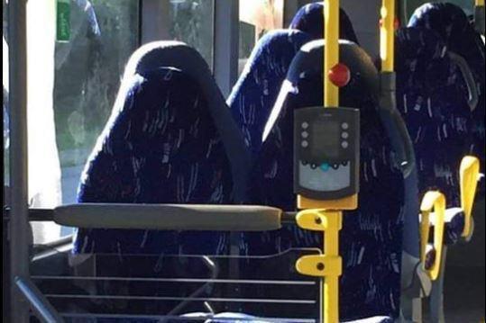 نساء منقبات أم كراسي حافلة؟.. صورة تفجر موجة من الغضب