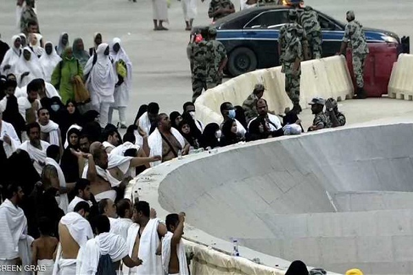 الحجاج يبدأون رمي جمرة العقبة الكبرى