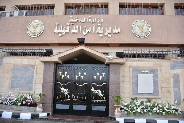 مصر: القبض على شخصين بتهمة وضع مصاحف القرآن في صرف المساجد