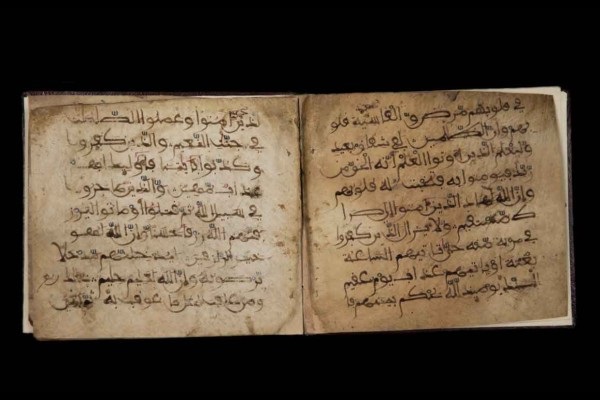 بالصور...مخطوطات قرآنية نادرة في دار المخطوطات بالشارقة