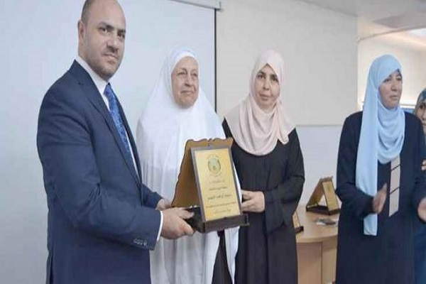 وزير الأوقاف الأردني يكرّم سبعينية حفظت القرآن على مدار 3 سنوات