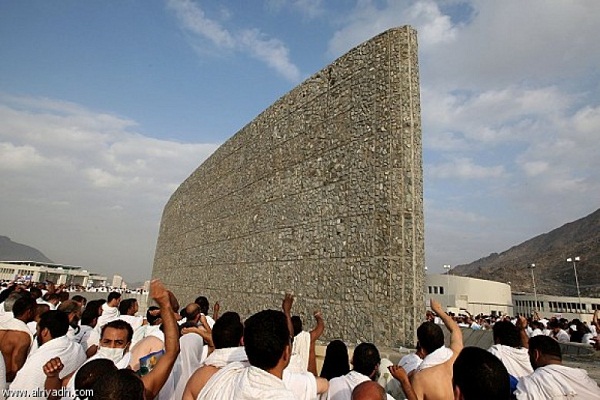 الحجاج ينهون رمي جمرة العقبة الكبرى في منى
