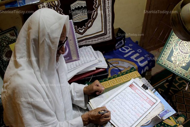 مواطن مصري يكتب القرآن كاملاً رغم عدم حصوله على شهادات دراسية