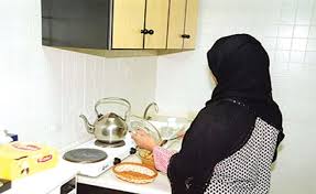 5 سنوات سجناً والإبعاد لخادمة مزّقت المصحف الشريف في عجمان