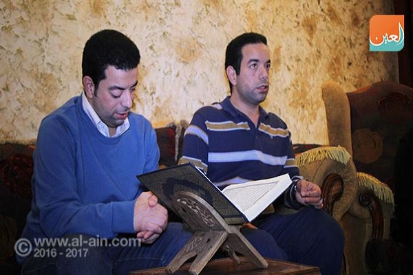 كفيف مصري يعلم توأمه الكفيف الأصم القرآن