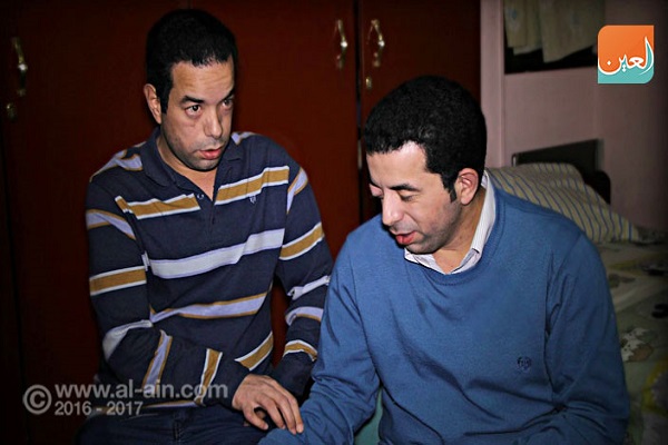 كفيف مصري يعلم توأمه الكفيف الأصم القرآن