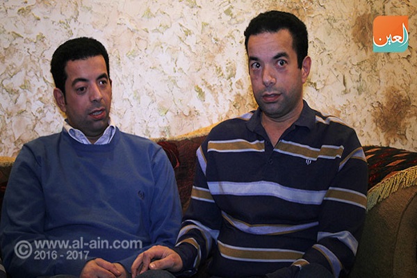 كفيف مصري يعلم توأمه الكفيف الأصم القرآن